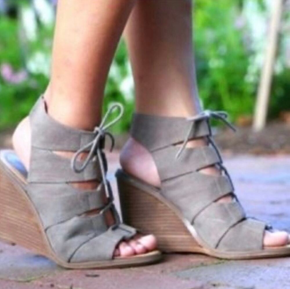 Melrose and Market Faux Suede Lace Up Wedge Heel Sandals Tan Taupe 9